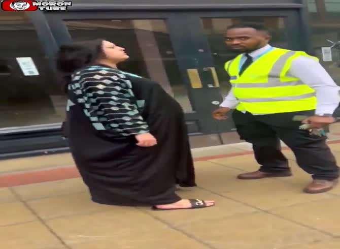 Video :She fights those who attempt to stop her after stealing curtains (punching, spitting)